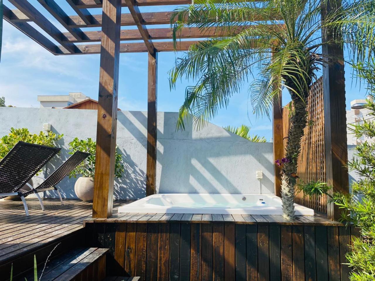 Residencial Com Piscina Possui Jacuzzi Aquecida Com Hidromassagem Villa Bombinhas Exterior foto